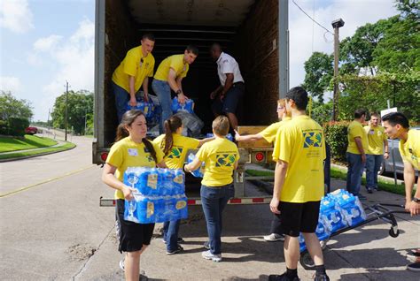 Helping Hand Houston Volunteers .